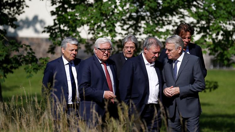 Die Außenminister im Park des Gästehauses.