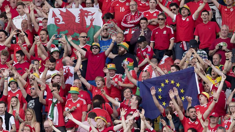 Wales und Nordirland spielen im Achtelfinale gegeneinander. Es ist nicht nur sportlich ein spannendes Duell.