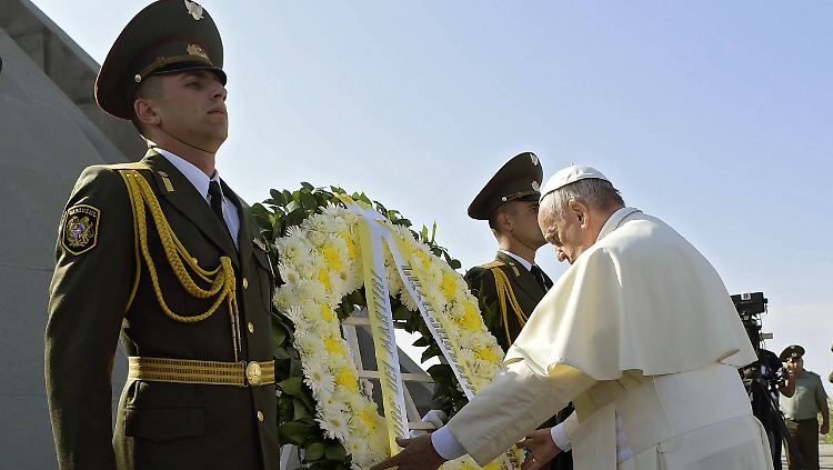 Nach der Kranzniederlegung und einem Gebet für die Opfer, besucht Papst Franziskus Nachfahren von Überlebenden des Massakers.