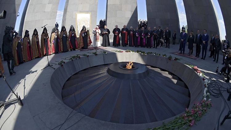 Der Papst betet am Mahnmal in Gegenwart des Oberhaupts der apostolisch-armenischen Kirche, Katholikos Karekin II., und des Präsidenten des Landes, Sersch Sargsjan.