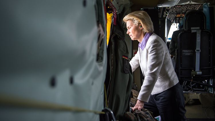 Ursula von der Leyen an Bord eines Bundeswehrhubschraubers: Die Verteidigungsministerin reist nun kurzerhand selbst nach Incirlik.