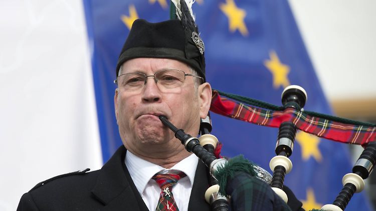 Dudelsackspieler vor Europaflagge: Die Schotten sind deutlich EU-affiner als ihre englischen Nachbarn.
