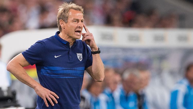 Muss sich für die Leistung seines Teams keinesfalls schämen: Jürgen Klinsmann (Archivbild)