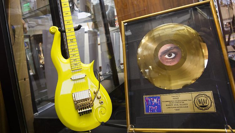 Neben der maßgefertigten Gitarre standen auch Princes Goldene Schallplatten zum Verkauf.