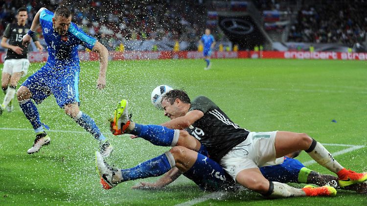 Beim Testspiel in Augsburg trafen Deutschland und die Slowakei bei schwierigen Witterungsbedingungen aufeinander. Deutschland verlor 1:3.