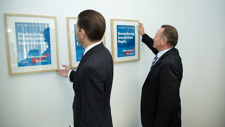AfD-Pressesprecher Christian Lüth (l) und AfD-Vorstandsmitglied Georg Pazderski rücken vor einer Pressekonferenz zum Brexit ihre Ansichten gerade.