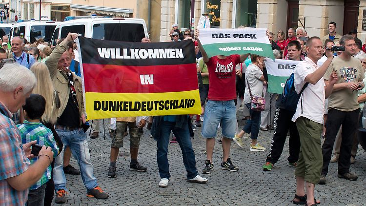 "Das Pack grüßt Gauck" heißt es auf einem Plakat.