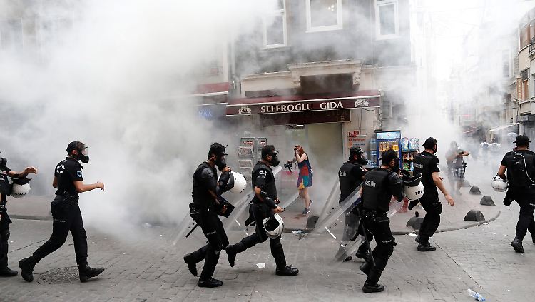 Tränengas gegen die friedlichen Demonstranten der Schwulen- und Lesbenbewegung in Instanbul.