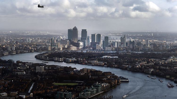 Im EU-Parlament wird der Austrittsantrag Londons für Dienstag erwartet.