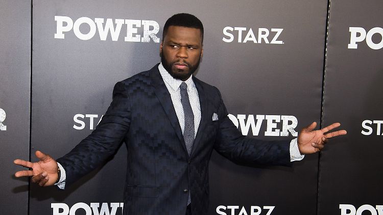 Nach seinem Auftritt steht die Polizei schon bereit, ihn abzuführen: 50 Cent.