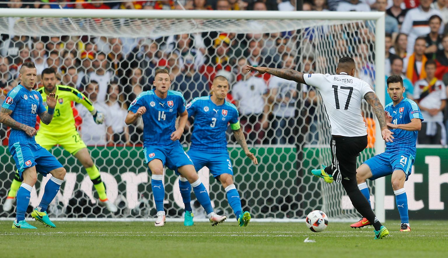 Hach! Manchmal kann es so einfach sein. In der 8. Spielminute fällt Jérôme Boateng der Ball vor die Füße und ...