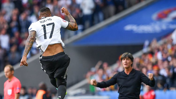 Bundestrainer Joachim Löw und sein Tor-Debütant Jérôme Boateng im Spiel gegen die Slowakei.