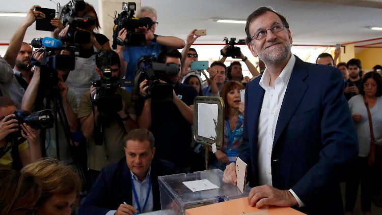 Mariano Rajoy gibt seine Stimme ab.