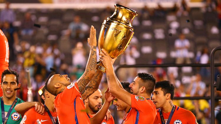 Bayerns Arturo Vidal (l.) und seine chilenischen Mitspieler bejubeln den zweiten Copa-Sieg in Folge.