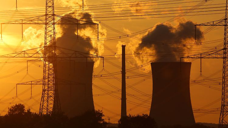 Hinter den Kühltürmen des Atomkraftwerks Grafenrheinfeld in Unterfranken geht die Sonne unter.