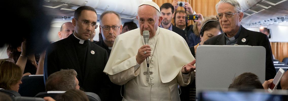 Der Papst sprach im Flugzeug.