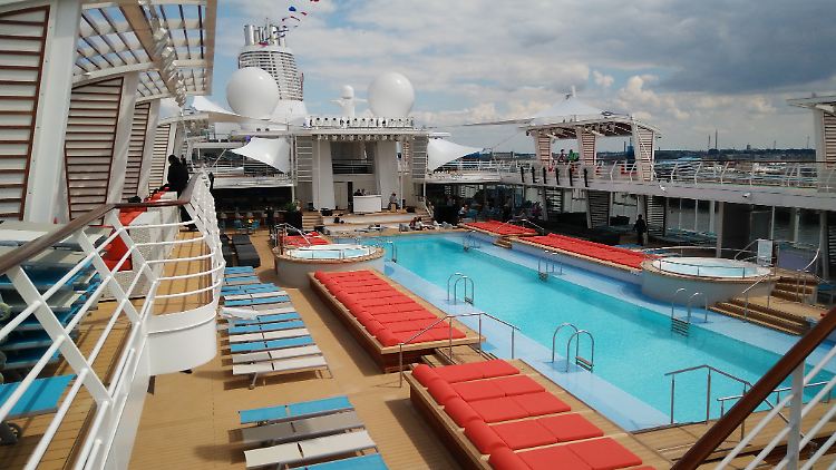 Das neue Schiff von "Tui Cruises" hat einen extra großen Pool.