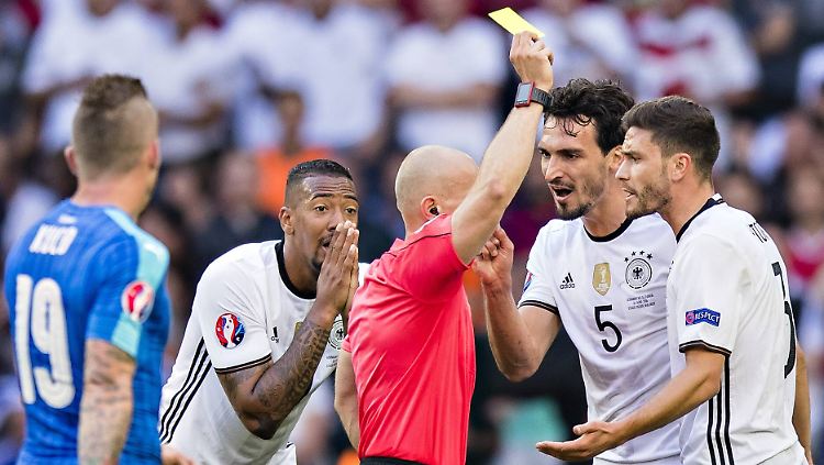 Entsetzt: Die deutschen Spieler sind empört über die Gelbe Karte für Mats Hummels