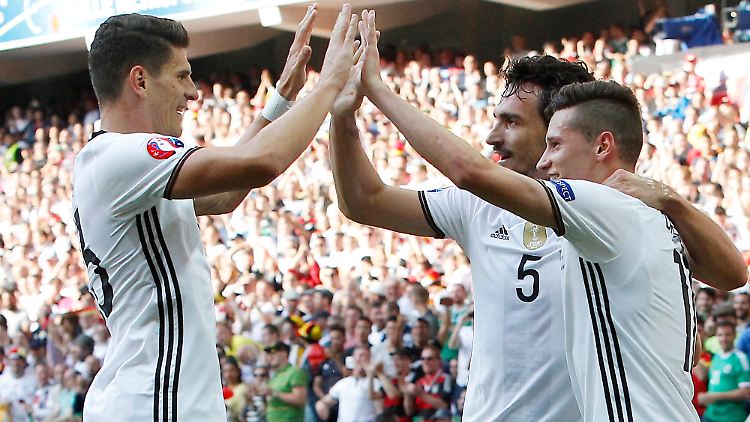 Umjubelt und anerkannt: Mario Gomez wird nach seinem Tor gegen die Slowaken gefeiert.