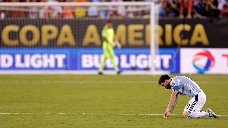 Vorbei - Lionel Messi sackt zusammen.