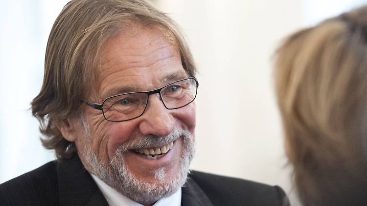 Götz George wurde 2014 ausgezeichnet mit dem Großen Verdienstkreuz, hier im Gespräch mit First Lady Daniela Schadt.