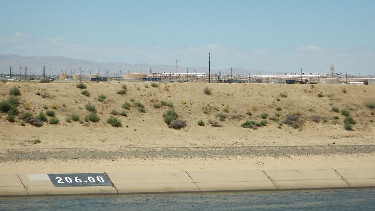 Das "California Aqueduct" mit dem Lost- Hills-Ölfeld im Hintergrund.