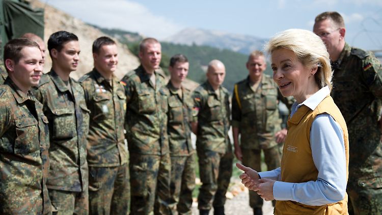 Die Ministerin 2014 bei einem Truppenbesuch in der Türkei.
