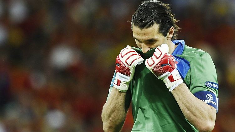 Torwartlegende Buffon musste vor vier Jahren gegen die Spanier gleich viermal hinter sich greifen.