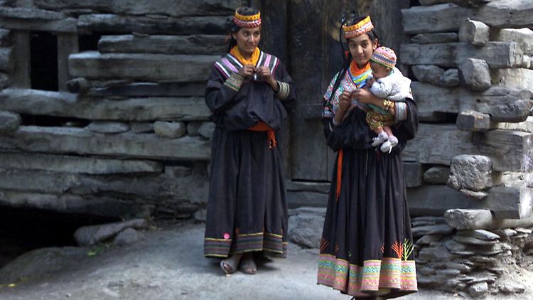 Kalasha-Frauen in Pakistan: Ihr Volk versteht sich als Nachfahren griechischer Siedler oder griechischer Soldaten aus der Armee Alexanders des Großen.