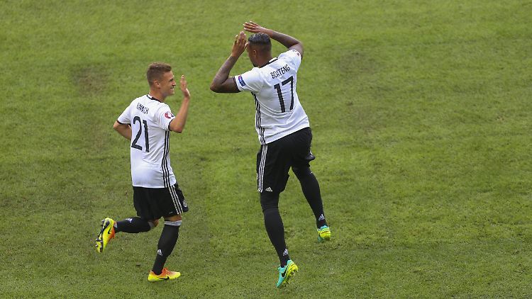Boateng bejubelt sein Tor gegen die Slowakei.