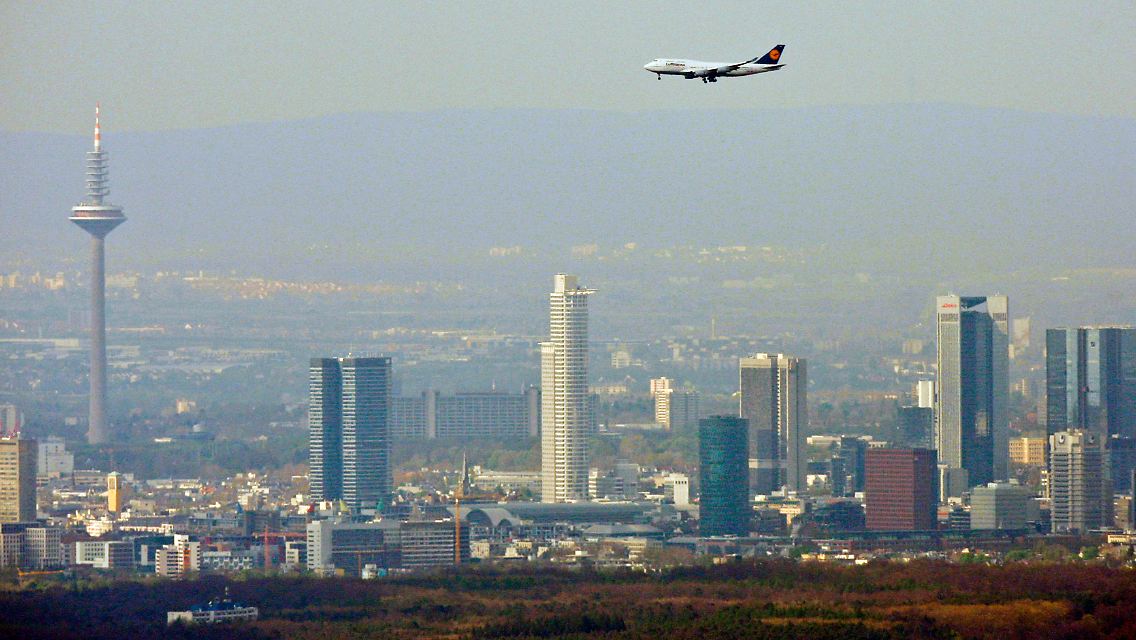 Eine Lufthansa-Maschine landet in Frankfurt.