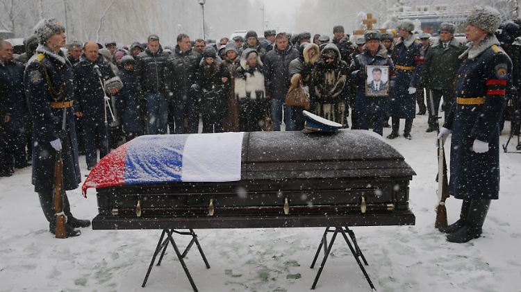 Im Dezember war der getötete Pilot öffentlich in Russland beigesetzt worden.