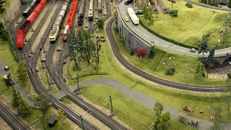 Vielleicht wäre die Anschaffung einer Modelleisenbahn etwas für den jungen Mann.