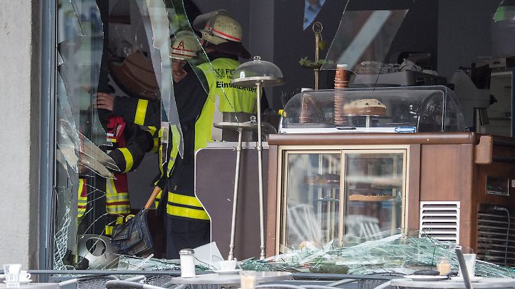 Nach der Explosion in dem Café sucht die Feuerwehr nach Hinweisen. Was hat das Unglück ausgelöst?