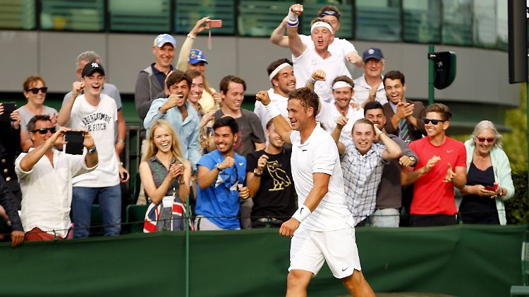 Nach seinem Erstrundensieg in Wimbledon feiern Fans und Freunde den 25-jährigen Marcus Willis.