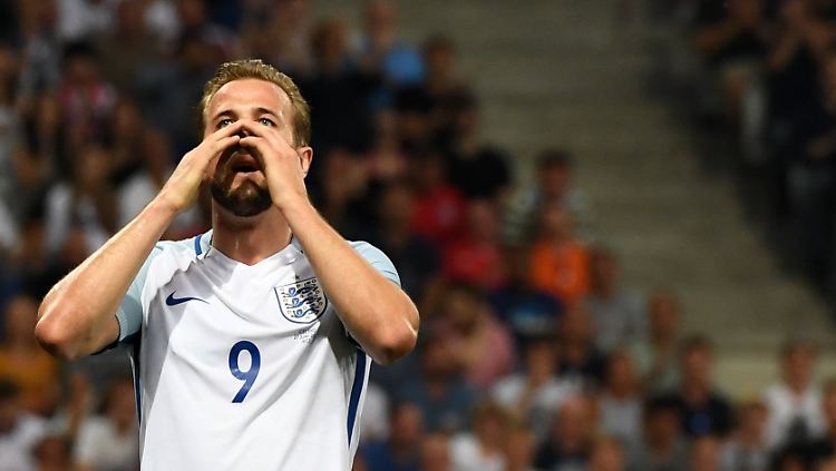 1:2 gegen Island: Englands Stürmer Kane kann es nicht fassen.