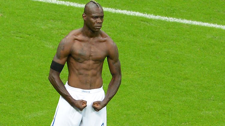 Besiegte die Deutschen bei der EM 2012 in Warschau fast im Alleingang: Doppeltorschütze Mario Balotelli.