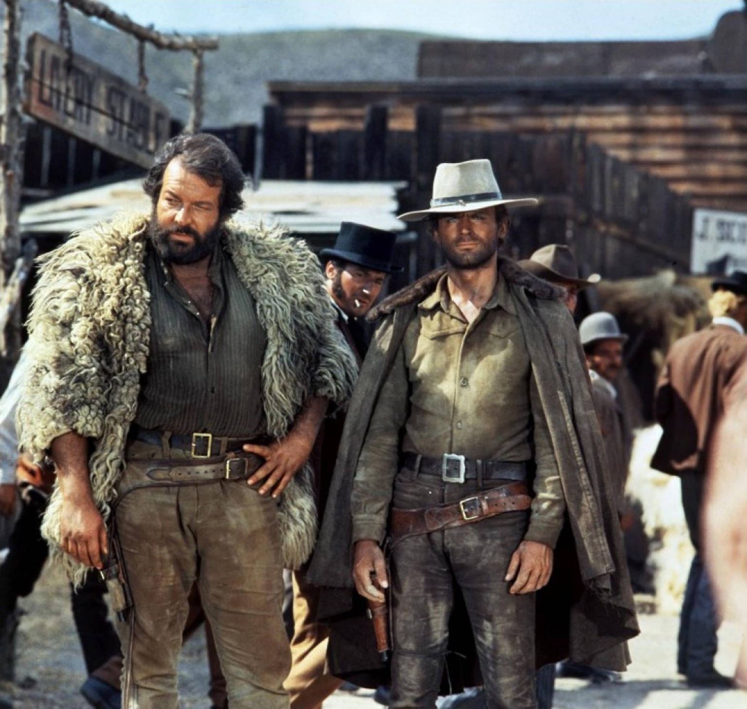 Was Sie hier sehen, ist der Beginn einer großen Freundschaft - auf und abseits der Leinwand. 1959 lernten sich Bud Spencer (l.) und Terence Hill am Set von "Hannibal" kennen, hier, 1967 drehen sie ihren ersten Haudegen-Streifen "Gott vergibt ... Django nie!".