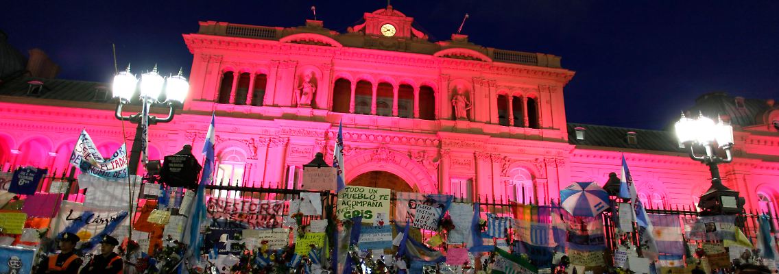 Beileidsbekundungen vor der Casa Rosada, dem Sitz der Regierung.