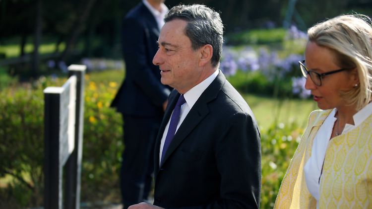 Mario Draghi kurz vor seinem Auftritt in Sintra.