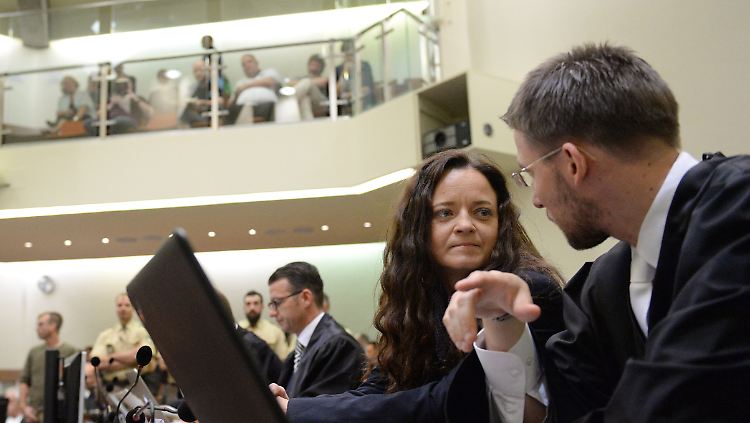 Beate Zschäpe mit ihrem Anwalt Mathias Grasel. Ihre Pflichtverteidigerin Anja Sturm will sie loswerden.