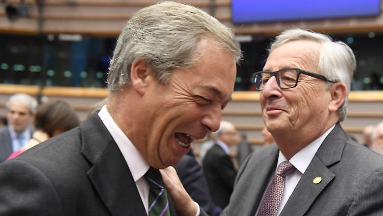 Privat verstehen sich EU-Kommissionspräsident Juncker (r.) und Ukip-Chef Farage angeblich gut.