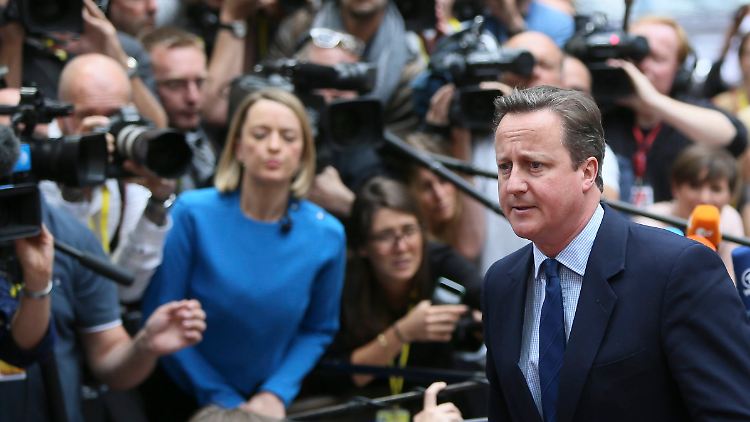 Cameron kommt in Brüssel an - und alle Kameras sind auf ihn gerichtet.