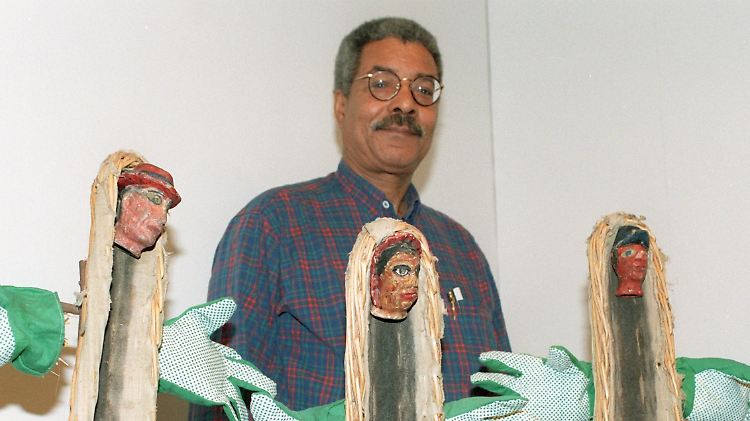 Patterson und seine aus Brotbackformen installierte Arbeit "Das Volk hat kein Brot".