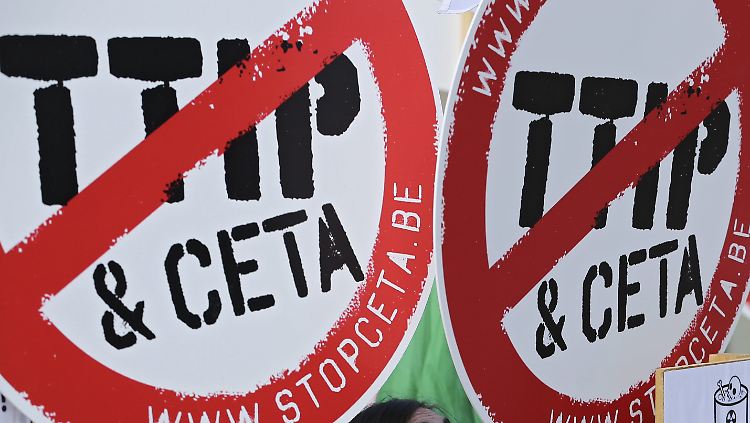 Kritiker demonstrieren gegen die Freihandelsabkommen mit Kanada (Ceta) und den USA (TTIP).
