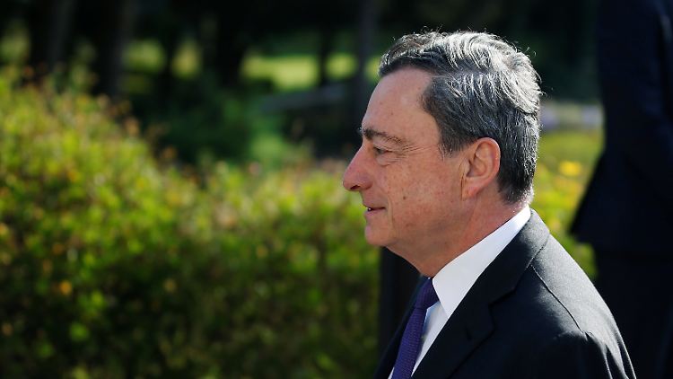 Bis zu 0,5 Prozent weniger Wachstumm in den kommenden drei Jahren: EZB-Chef Draghi informiert auf dem Gipfel.