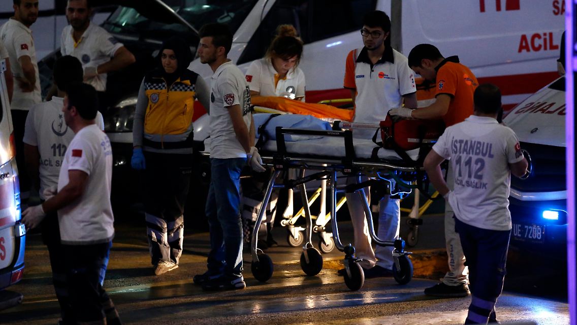 Mindestens 41 Menschen reißen die Attentäter in den Tod, ...