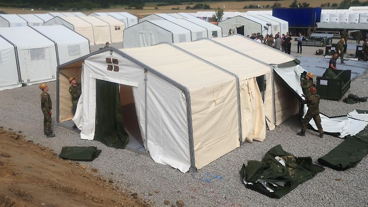 Soldaten bauten zum Beispiel Zelte für Flüchtlinge auf, wie hier in Halberstadt in Sachsen-Anhalt.