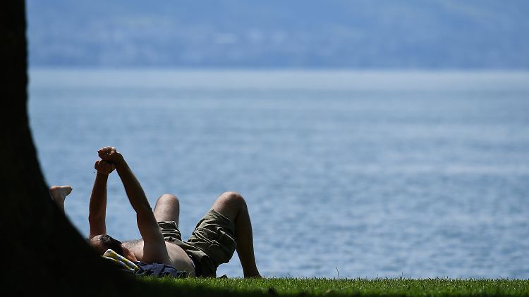 Öfter mal in den Schatten oder Halbschatten, das schont die Haut vor allzu starker Sonneneinstrahlung.
