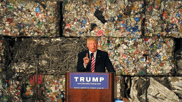 Donald Trump vor einer gigantischen Recyclinganlage in Monessen, Pennsylvania.
